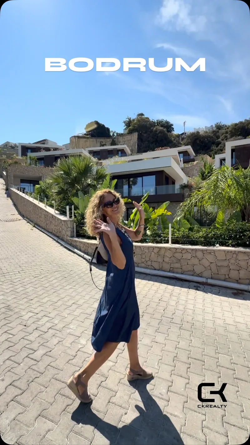 Çağla Köker, Bodrum Gündoğan’daki konut projesinin önünde