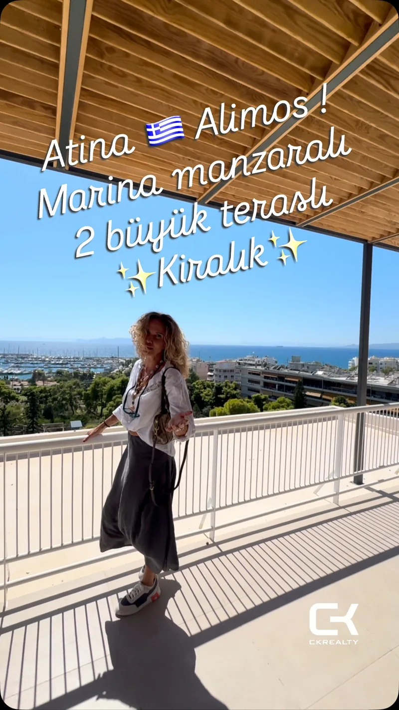 Çağla Köker, Atina Alimos’ta marina manzaralı bir terasta